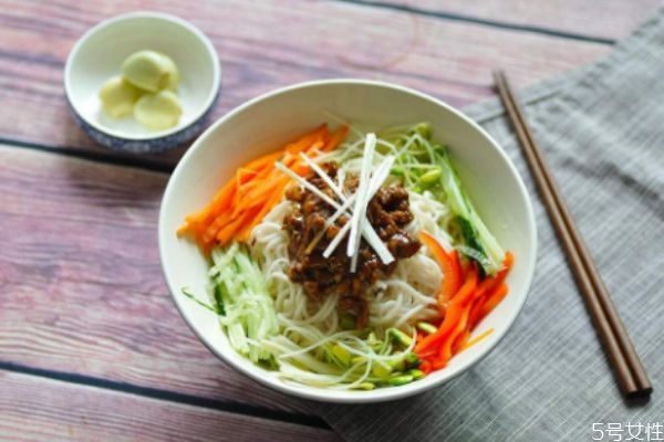 炸醬面怎么做好吃 自制炸醬面的簡單做法 炸醬面怎么做好吃 自制炸醬面的簡單做法