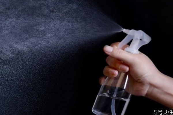 酒精可以噴在衣服上嗎 酒精噴在衣服可以消毒嗎 酒精可以噴在衣服上嗎 酒精噴在衣服可以消毒嗎