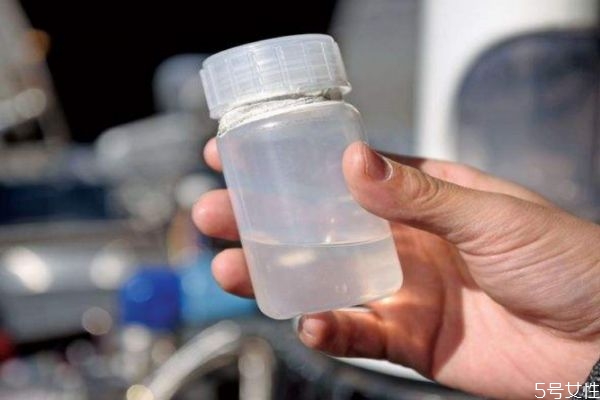 酒精可以噴在衣服上嗎 酒精噴在衣服可以消毒嗎 酒精可以噴在衣服上嗎 酒精噴在衣服可以消毒嗎