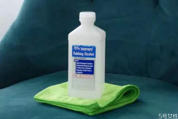 酒精可以噴在衣服上嗎 酒精噴在衣服可以消毒嗎 酒精可以噴在衣服上嗎 酒精噴在衣服可以消毒嗎
