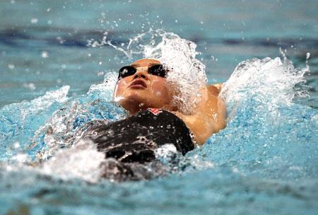 仰泳適合初學(xué)者嗎 仰泳游多久可以消耗脂肪 仰泳適合初學(xué)者嗎 仰泳游多久可以消耗脂肪