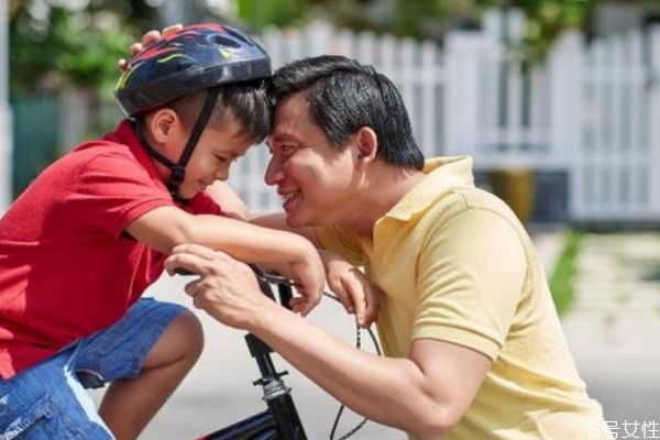 父母應(yīng)該怎么和孩子溝通 家庭中父母如何以身作則 父母應(yīng)該怎么和孩子溝通 家庭中父母如何以身作則