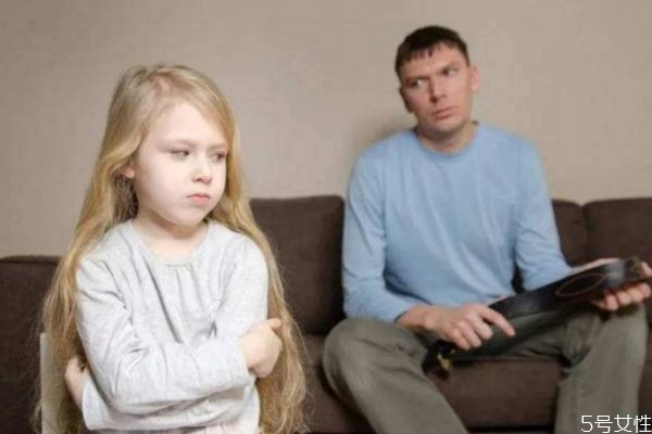 父母應(yīng)該怎么和孩子溝通 家庭中父母如何以身作則 父母應(yīng)該怎么和孩子溝通 家庭中父母如何以身作則