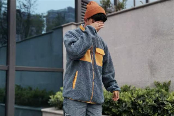 羊羔絨外套什么顏色好看 羊羔絨外套流行什么顏色 羊羔絨外套什么顏色好看 羊羔絨外套流行什么顏色