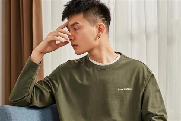 男生穿什么顏色打底衫好看 男生打底衫流行什么顏色 男生穿什么顏色打底衫好看 男生打底衫流行什么顏色