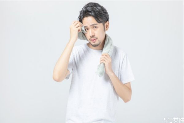 為什么我們的皮膚會出油 怎么改善皮膚出油 為什么我們的皮膚會出油 怎么改善皮膚出油