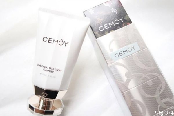 不用洗面奶可以用水和乳嘛 早上沒用洗面奶可以涂水乳嗎 不用洗面奶可以用水和乳嘛 早上沒用洗面奶可以涂水乳嗎