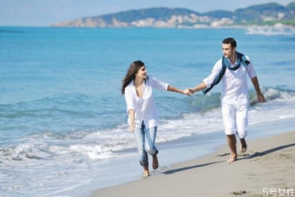 一個男生在等你說復(fù)合的表現(xiàn) 男人想復(fù)合暗示 一個男生在等你說復(fù)合的表現(xiàn) 男人想復(fù)合暗示