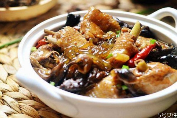 小雞燉蘑菇怎么做好吃 小雞燉蘑菇的簡單做法 小雞燉蘑菇怎么做好吃 小雞燉蘑菇的簡單做法