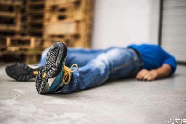 經(jīng)常熬夜會猝死嗎 造成猝死的原因有什么 經(jīng)常熬夜會猝死嗎 造成猝死的原因有什么