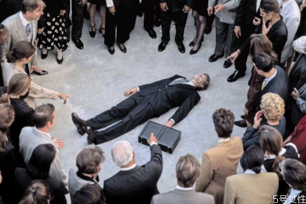 經(jīng)常熬夜會猝死嗎 造成猝死的原因有什么 經(jīng)常熬夜會猝死嗎 造成猝死的原因有什么