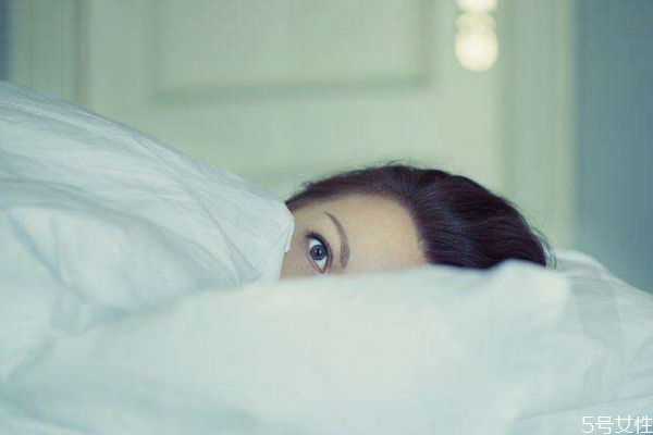 長(zhǎng)時(shí)間玩手機(jī)會(huì)造成失眠嗎 失眠的原因有什么 長(zhǎng)時(shí)間玩手機(jī)會(huì)造成失眠嗎 失眠的原因有什么