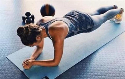 平板支撐對男生的好處 平板支撐晚上適合做嗎 平板支撐對男生的好處 平板支撐晚上適合做嗎