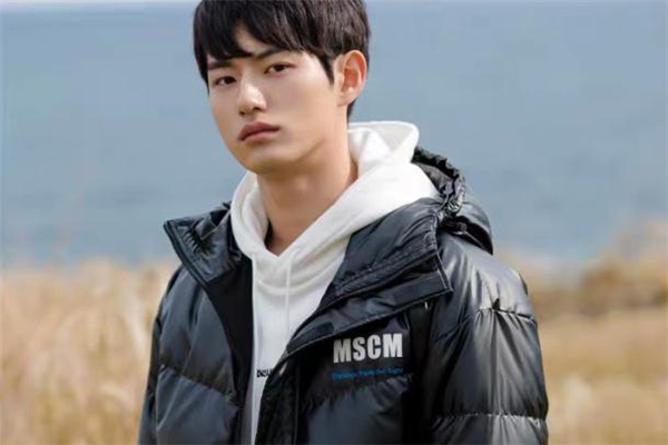 亮面羽絨服怎么搭配 亮面羽絨服里面配什么好看 亮面羽絨服怎么搭配 亮面羽絨服里面配什么好看