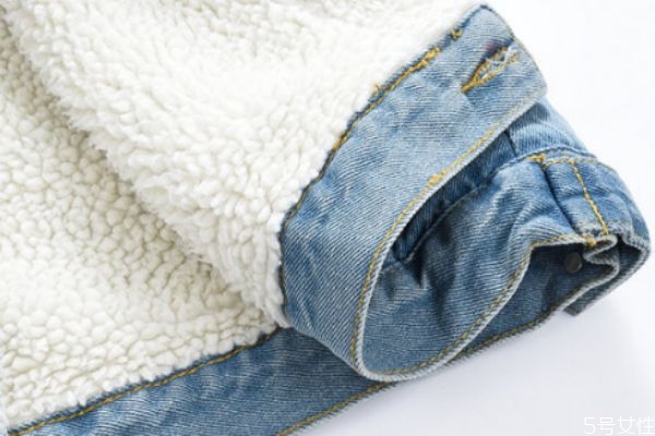 羊羔絨的衣服可以機(jī)洗嗎 羊羔絨穿黑了怎么清洗 羊羔絨的衣服可以機(jī)洗嗎 羊羔絨穿黑了怎么清洗