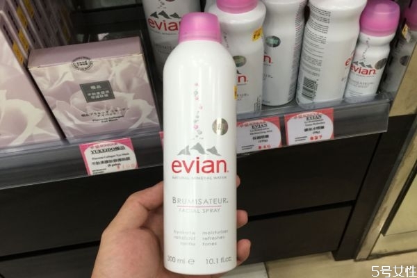 依云噴霧就是礦泉水嗎 依云噴霧和礦泉水有什么區(qū)別 依云噴霧就是礦泉水嗎 依云噴霧和礦泉水有什么區(qū)別