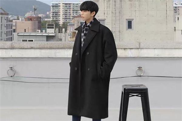 男生黑色大衣怎么搭配 男生黑色大衣內搭什么好看