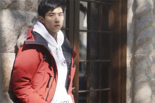 男生紅色羽絨服怎么搭配 男生紅色羽絨服搭配圖片 男生紅色羽絨服怎么搭配 男生紅色羽絨服搭配圖片