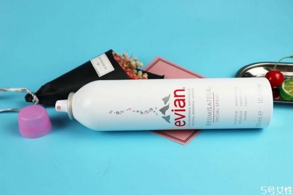 依云噴霧就是礦泉水嗎 依云噴霧和礦泉水有什么區(qū)別 依云噴霧就是礦泉水嗎 依云噴霧和礦泉水有什么區(qū)別