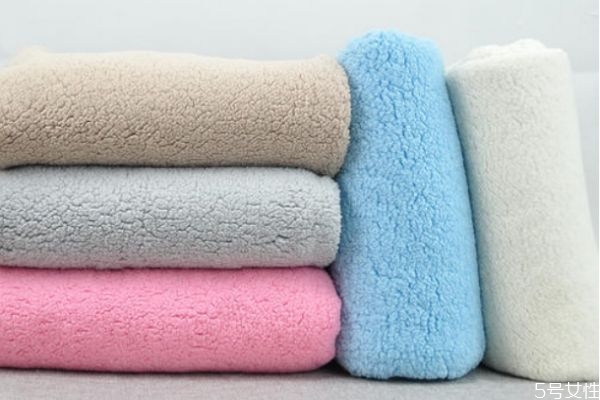 羊羔絨和珊瑚絨有什么區(qū)別 怎么區(qū)分真假羊羔絨 羊羔絨和珊瑚絨有什么區(qū)別 怎么區(qū)分真假羊羔絨