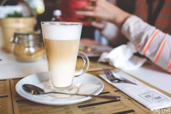 空腹可以喝牛奶嗎 喝牛奶要注意 空腹可以喝牛奶嗎 喝牛奶要注意