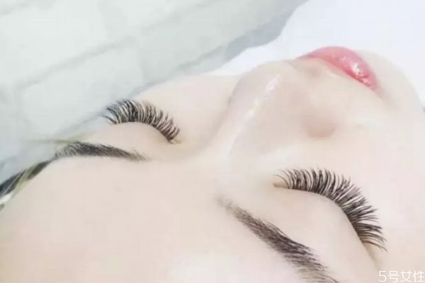 睫毛b翹和c翹的區(qū)別 嫁接睫毛會(huì)傷害真睫毛嗎 睫毛b翹和c翹的區(qū)別 嫁接睫毛會(huì)傷害真睫毛嗎