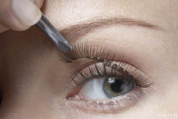 睫毛b翹和c翹的區(qū)別 嫁接睫毛會(huì)傷害真睫毛嗎 睫毛b翹和c翹的區(qū)別 嫁接睫毛會(huì)傷害真睫毛嗎