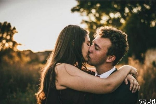 一般異地多久感情會(huì)淡 挽回異地戀的辦法 一般異地多久感情會(huì)淡 挽回異地戀的辦法