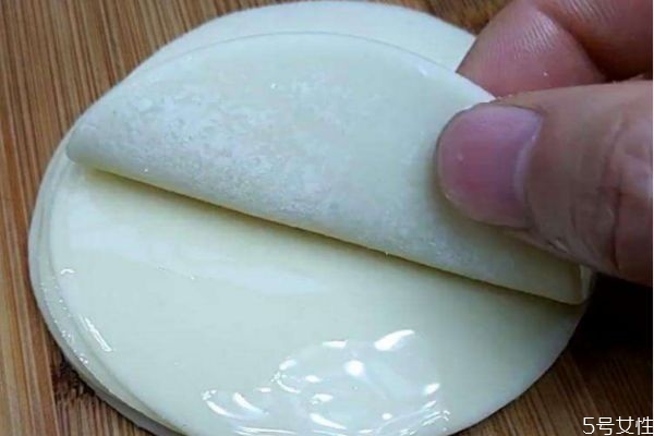 餃子皮發(fā)酵要多長時間 不用搟面杖快速搟出餃子皮 餃子皮發(fā)酵要多長時間 不用搟面杖快速搟出餃子皮