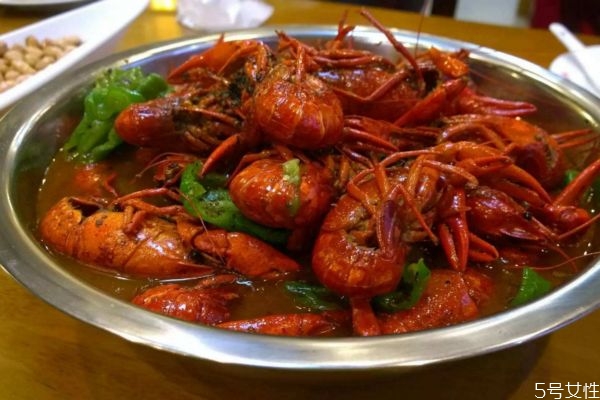 啤酒小龍蝦怎么做好吃 啤酒小龍蝦的簡(jiǎn)單做法 啤酒小龍蝦怎么做好吃 啤酒小龍蝦的簡(jiǎn)單做法