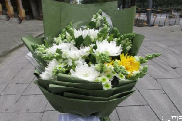 清明節(jié)的鮮花要用幾朵 清明節(jié)掃墓應(yīng)該用什么花 清明節(jié)的鮮花要用幾朵 清明節(jié)掃墓應(yīng)該用什么花