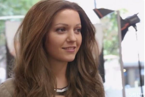 白發(fā)是戴假發(fā)好還是染發(fā)好 戴假發(fā)忌諱 白發(fā)是戴假發(fā)好還是染發(fā)好 戴假發(fā)忌諱