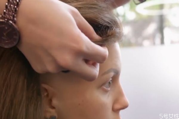 假發(fā)是怎么固定到光頭上頭發(fā) 禿頂戴假發(fā)的弊端 假發(fā)是怎么固定到光頭上頭發(fā) 禿頂戴假發(fā)的弊端