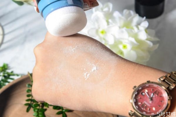 蓬蓬粉和免洗噴霧哪個(gè)好 蓬蓬粉能連續(xù)使用幾天嗎 蓬蓬粉和免洗噴霧哪個(gè)好 蓬蓬粉能連續(xù)使用幾天嗎