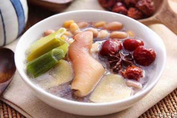 花生豬腳湯怎么做好吃 花生豬腳湯的簡(jiǎn)單做法 花生豬腳湯怎么做好吃 花生豬腳湯的簡(jiǎn)單做法