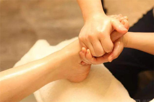 精油按摩減肥靠譜嗎 精油按摩減肥對(duì)身體有傷害嗎