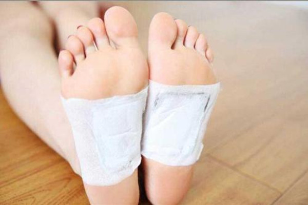 足貼會變黑的原理 足貼為什么會出水呢 足貼會變黑的原理 足貼為什么會出水呢