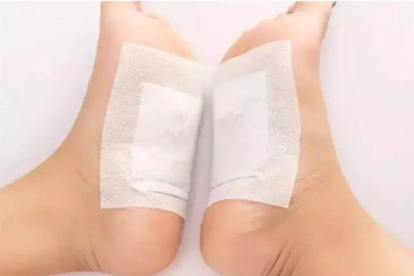 足貼會變黑的原理 足貼為什么會出水呢 足貼會變黑的原理 足貼為什么會出水呢