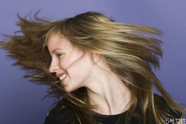 頭發(fā)太塌怎么辦 頭發(fā)弄蓬松小竅門 頭發(fā)太塌怎么辦 頭發(fā)弄蓬松小竅門