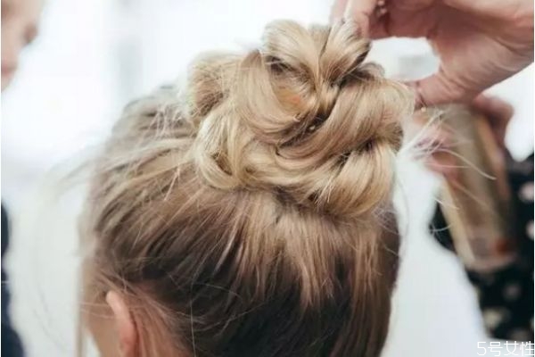 頭發(fā)太塌怎么辦 頭發(fā)弄蓬松小竅門 頭發(fā)太塌怎么辦 頭發(fā)弄蓬松小竅門