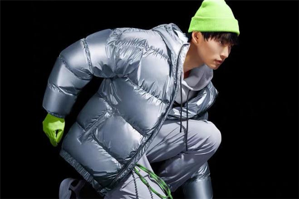 銀色羽絨服怎么搭配 銀色羽絨服里面配什么衣服好看 銀色羽絨服怎么搭配 銀色羽絨服里面配什么衣服好看