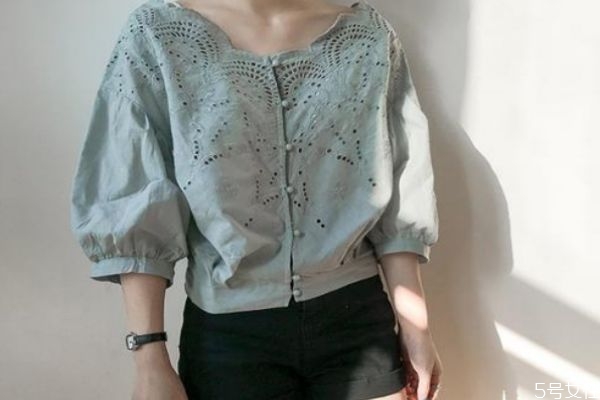 皮膚偏黃適合純白還是米白 皮膚偏黃適合什么顏色 皮膚偏黃適合純白還是米白 皮膚偏黃適合什么顏色