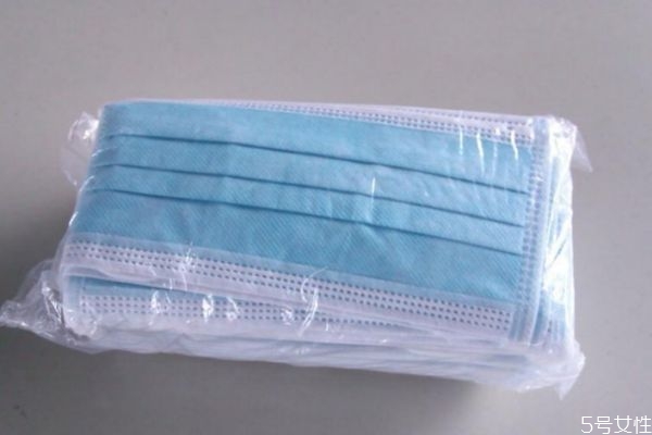 為什么醫(yī)用口罩是藍(lán)色 口罩粉色和藍(lán)色的區(qū)別 為什么醫(yī)用口罩是藍(lán)色 口罩粉色和藍(lán)色的區(qū)別