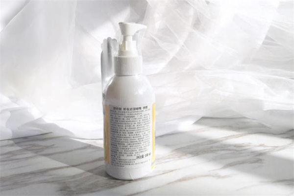 卸妝啫喱和卸妝水哪個好 卸妝啫喱和卸妝水的區(qū)別 卸妝啫喱和卸妝水哪個好 卸妝啫喱和卸妝水的區(qū)別