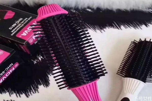 燙的頭發(fā)能用梳子梳嗎 剛燙完頭發(fā)梳了怎么辦 燙的頭發(fā)能用梳子梳嗎 剛燙完頭發(fā)梳了怎么辦