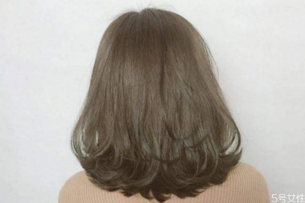 燙的頭發(fā)能用梳子梳嗎 剛燙完頭發(fā)梳了怎么辦 燙的頭發(fā)能用梳子梳嗎 剛燙完頭發(fā)梳了怎么辦