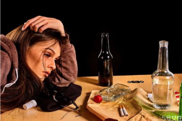 喝到假酒會(huì)怎么樣 喝假酒的危害 喝到假酒會(huì)怎么樣 喝假酒的危害