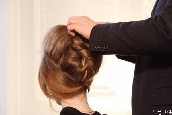 燙發(fā)定型水有毒嗎 使用定型水時注意些什么 燙發(fā)定型水有毒嗎 使用定型水時注意些什么