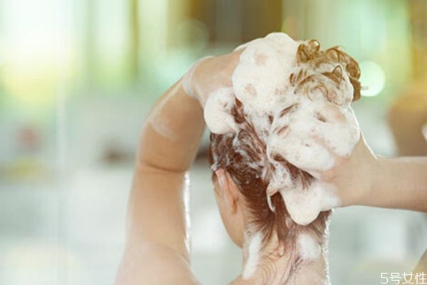 燙發(fā)定型水有毒嗎 使用定型水時注意些什么 燙發(fā)定型水有毒嗎 使用定型水時注意些什么