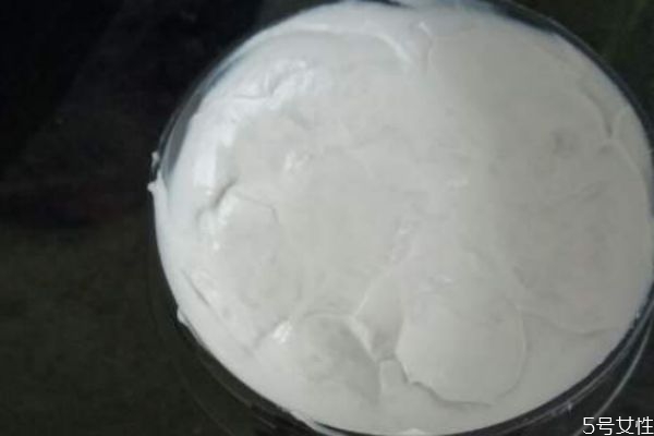 發(fā)泥和發(fā)蠟?zāi)姆N好 定型用發(fā)蠟好還是發(fā)泥好 發(fā)泥和發(fā)蠟?zāi)姆N好 定型用發(fā)蠟好還是發(fā)泥好